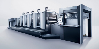 The transfer of technologies from the XL series is being continued in the Speedmaster CX 102. For example, it is now available with a fully automated delivery non-stop system.