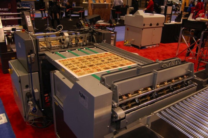 The Jetstream+Auto-Collator, automated XY Cutter/Collator converts multiple-up products into sets. 