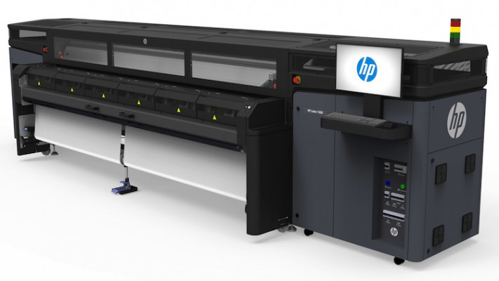 The HP Latex 1500 printer dual-roll.