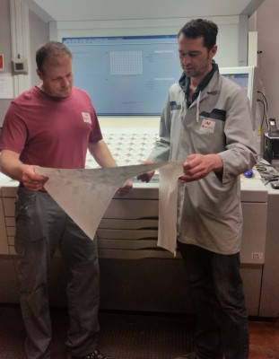 Novaprint in Oldenburg also uses Prinect Inspection Control 2. Production Manager Marco Berg (right) notes that the automated PDF comparison with the prepress data saves lots of time, particularly for printing forms with a large number of similar labels.