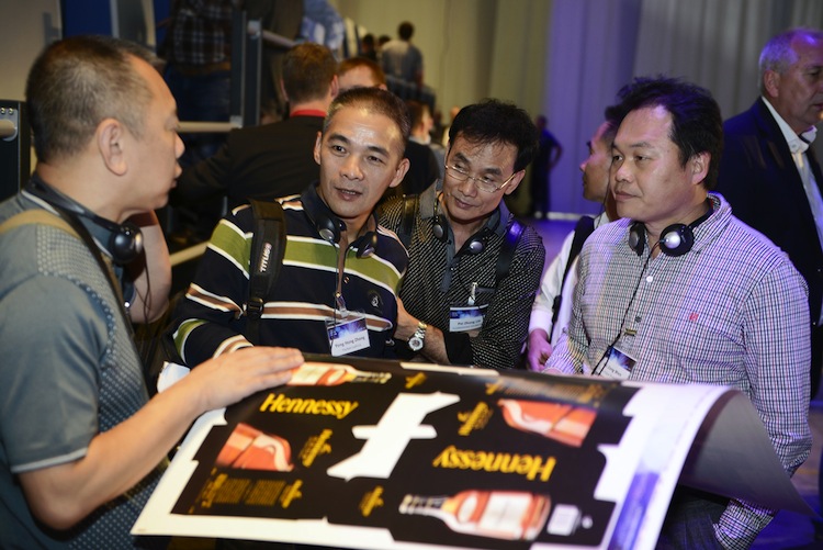 International guests were amazed by high-quality and real-world print samples.