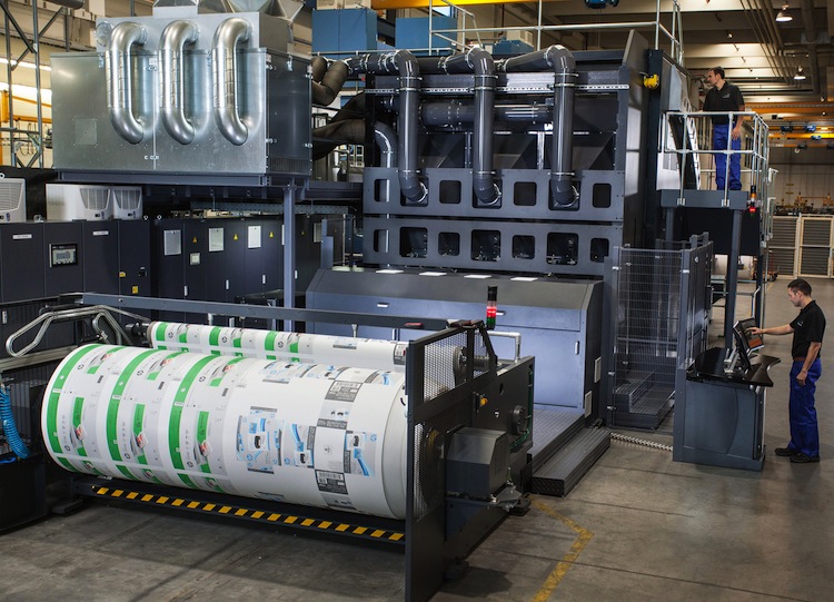 With a web width of 2.80m (110 inches) and a digital fully flexible printed area in terms of format and run size of over 30,000 m&sup2;/h, the HP PageWide Web Press T1100S is the largest and most productive inkjet web press on the global market today.